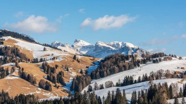 Dolomitler 'deki Seiser Alm ya da Alpe di Siusi' nin Panorama görüntüsü, İtalya.