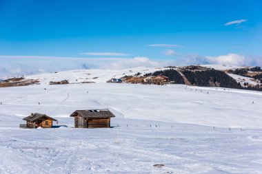 Dolomitler 'deki Seiser Alm ya da Alpe di Siusi' nin Panorama görüntüsü, İtalya.