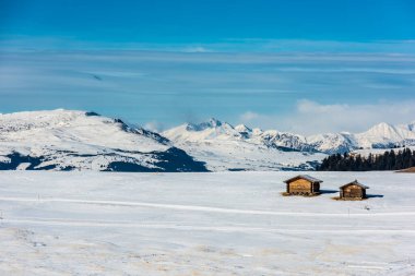 Dolomitler 'deki Seiser Alm ya da Alpe di Siusi' nin Panorama görüntüsü, İtalya.