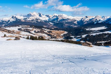 Dolomitler 'deki Seiser Alm ya da Alpe di Siusi' nin Panorama görüntüsü, İtalya.