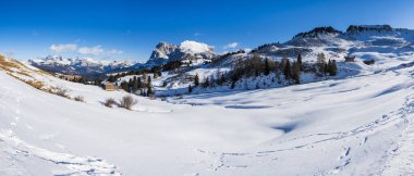 Dolomitler 'deki Seiser Alm ya da Alpe di Siusi' nin Panorama görüntüsü, İtalya.