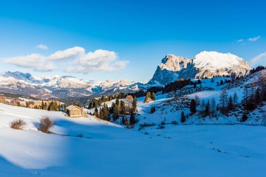 Dolomitler 'deki Seiser Alm ya da Alpe di Siusi' nin Panorama görüntüsü, İtalya.
