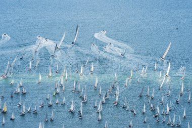 Trieste körfezi ve Barcolana ırkı. İtalya