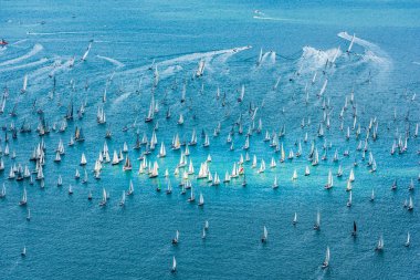 Trieste körfezi ve Barcolana ırkı. İtalya