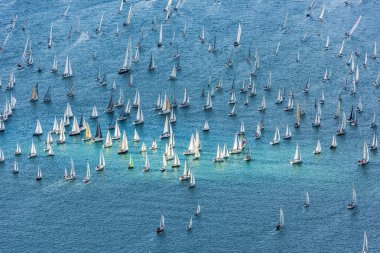 Trieste körfezi ve Barcolana ırkı. İtalya