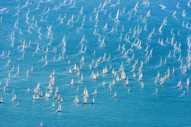 Trieste körfezi ve Barcolana ırkı. İtalya