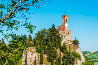 Brisighella kasabasındaki saat kulesinin manzarası.