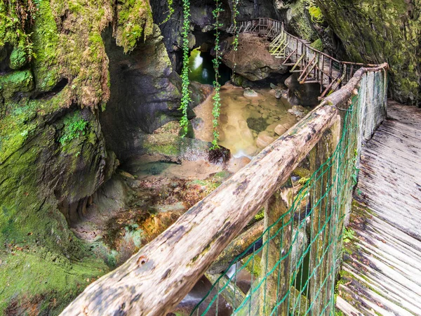 森の中の滝 カリヨン洞窟と滝 エメラルド色の魔法 — ストック写真