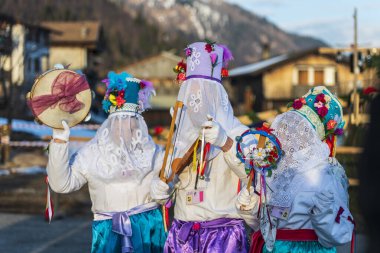 Friuli Venezia Giulia 'nın dağlık Carnia bölgesinde Sauris Karnavalı 