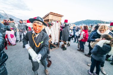 Friuli Venezia Giulia 'nın dağlık Carnia bölgesinde Sauris Karnavalı 