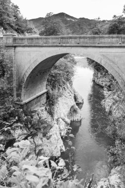 Kozjak şelalesinin yanındaki köprü.