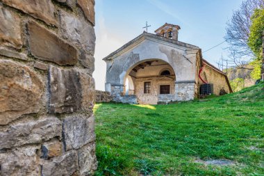 Zucco ve Cuccagna kaleleri yüksek arkeolojik değeri olan bir bölgede yer almaktadır.