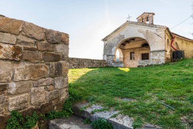 Zucco ve Cuccagna kaleleri yüksek arkeolojik değeri olan bir bölgede yer almaktadır.