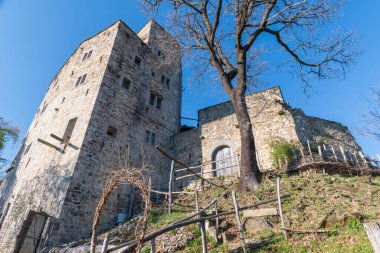 Zucco ve Cuccagna kaleleri yüksek arkeolojik değeri olan bir bölgede yer almaktadır.