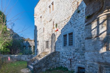 Zucco ve Cuccagna kaleleri yüksek arkeolojik değeri olan bir bölgede yer almaktadır.