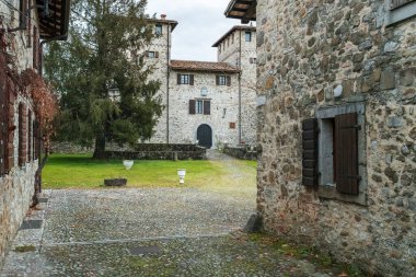 Cassacco Şatosu, Roma 'nın son zamanlarındaki vakfının kalıntıları üzerine inşa edildi.