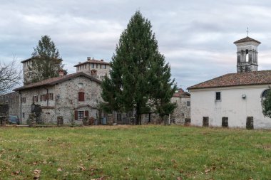 Cassacco Şatosu, Roma 'nın son zamanlarındaki vakfının kalıntıları üzerine inşa edildi.