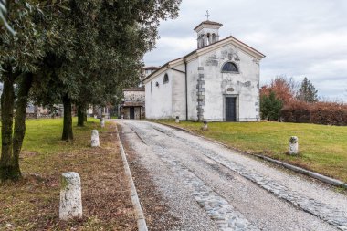Cassacco Şatosu, Roma 'nın son zamanlarındaki vakfının kalıntıları üzerine inşa edildi.