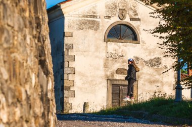 Cassacco Kalesi manzarası, Friulian tepelerinde bulunan 1200 yılına dayanan bir savunma yapısının inanılmaz bir örneği..
