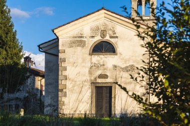 Cassacco Kalesi manzarası, Friulian tepelerinde bulunan 1200 yılına dayanan bir savunma yapısının inanılmaz bir örneği..