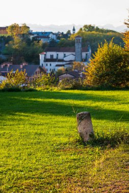 Cassacco Kalesi manzarası, Friulian tepelerinde bulunan 1200 yılına dayanan bir savunma yapısının inanılmaz bir örneği..