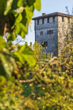 Cassacco Kalesi manzarası, Friulian tepelerinde bulunan 1200 yılına dayanan bir savunma yapısının inanılmaz bir örneği..