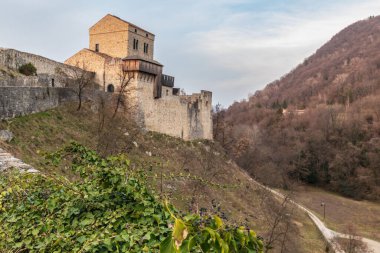 Kale ve güçlendirilmiş Ragogna köyü. Keşfedilecek orta çağ. Friuli. İtalya