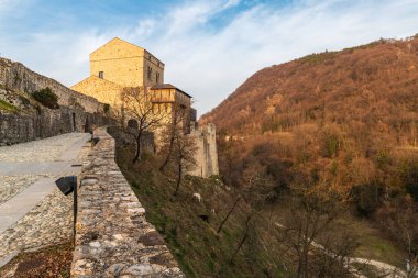 Kale ve güçlendirilmiş Ragogna köyü. Keşfedilecek orta çağ. Friuli. İtalya