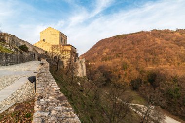 Kale ve güçlendirilmiş Ragogna köyü. Keşfedilecek orta çağ. Friuli. İtalya