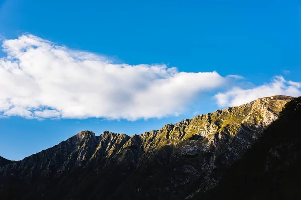 Прекрасный Пейзаж Горами Облаками — стоковое фото