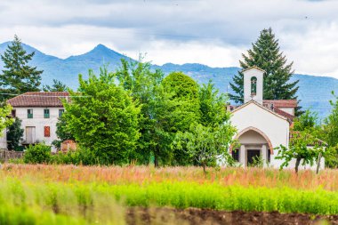 Dağ köyündeki eski kilise.  