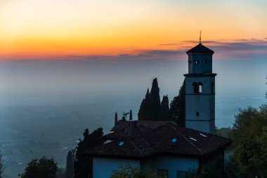Cormonlardaki güzel bir ortaçağ mimarisinin manzarası