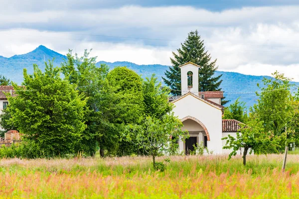 Dağ Köyündeki Eski Kilise — Stok fotoğraf