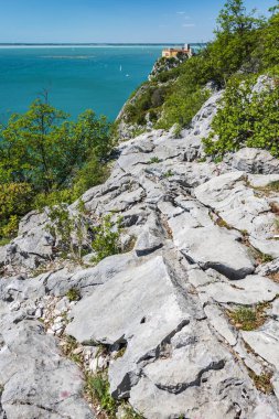 Sistiana, İtalya ve Avrupa 'dan gelen yürüyüş parkurundan Duino kalesi manzarası