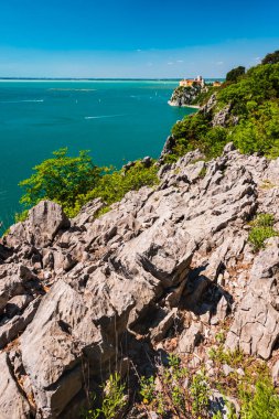 Sistiana, İtalya ve Avrupa 'dan gelen yürüyüş parkurundan Duino kalesi manzarası