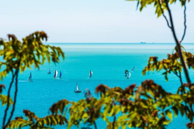 Sistiana, İtalya ve Avrupa 'dan gelen yürüyüş parkurundan Duino kalesi manzarası