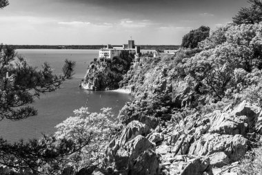 Sistiana, İtalya ve Avrupa 'dan gelen yürüyüş parkurundan Duino kalesi manzarası