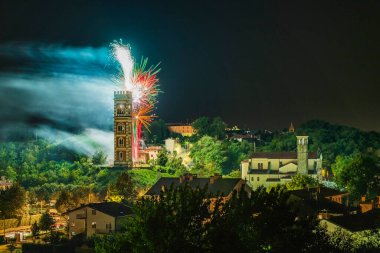 Renklerin patlaması. Havai fişekler. Cassacco, Friuli. İtalya