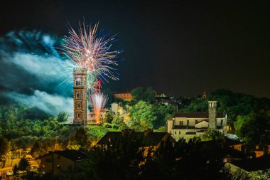 Renklerin patlaması. Havai fişekler. Cassacco, Friuli. İtalya