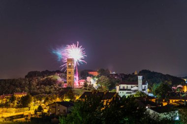 Renklerin patlaması. Havai fişekler. Cassacco, Friuli. İtalya