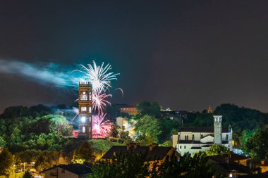 Renklerin patlaması. Havai fişekler. Cassacco, Friuli. İtalya