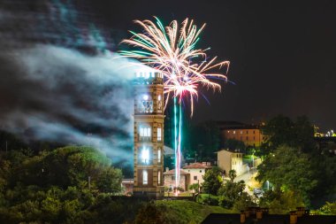 Renklerin patlaması. Havai fişekler. Cassacco, Friuli. İtalya