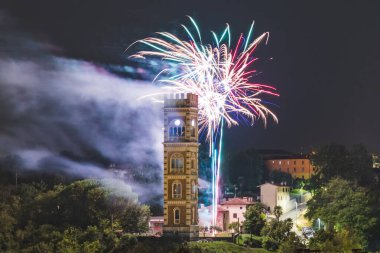 Renklerin patlaması. Havai fişekler. Cassacco, Friuli. İtalya