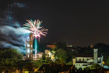 Renklerin patlaması. Havai fişekler. Cassacco, Friuli. İtalya