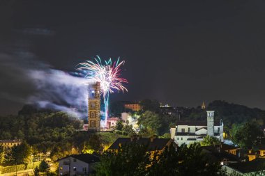 Renklerin patlaması. Havai fişekler. Cassacco, Friuli. İtalya