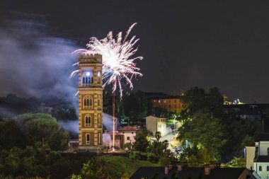 Renklerin patlaması. Havai fişekler. Cassacco, Friuli. İtalya