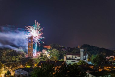 Renklerin patlaması. Havai fişekler. Cassacco, Friuli. İtalya