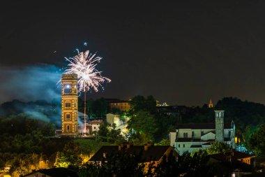 Renklerin patlaması. Havai fişekler. Cassacco, Friuli. İtalya