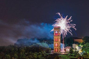 Renklerin patlaması. Havai fişekler. Cassacco, Friuli. İtalya