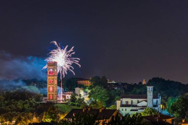 Renklerin patlaması. Havai fişekler. Cassacco, Friuli. İtalya